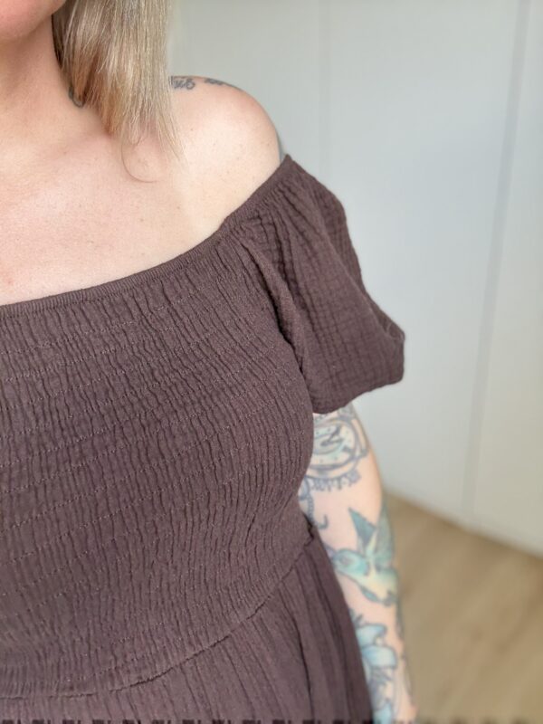 Musselin Kleid mit Puffärmeln – Bild 2