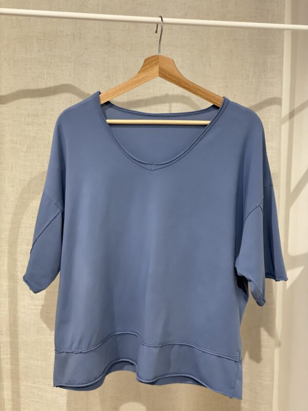 T- Shirt mit V- Ausschnitt