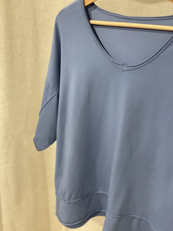T- Shirt mit V- Ausschnitt – Bild 2